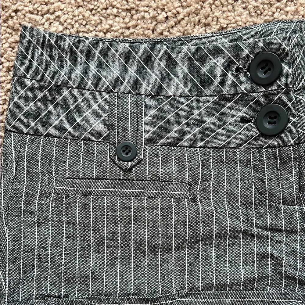 G by Guess Gray pinstriped shorts women’s size 25/0 linen and cotton blend - Picture 2 of 14